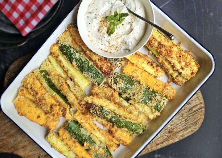 Frites de courgettes à l’air fryer, sauce yaourt au citron confit